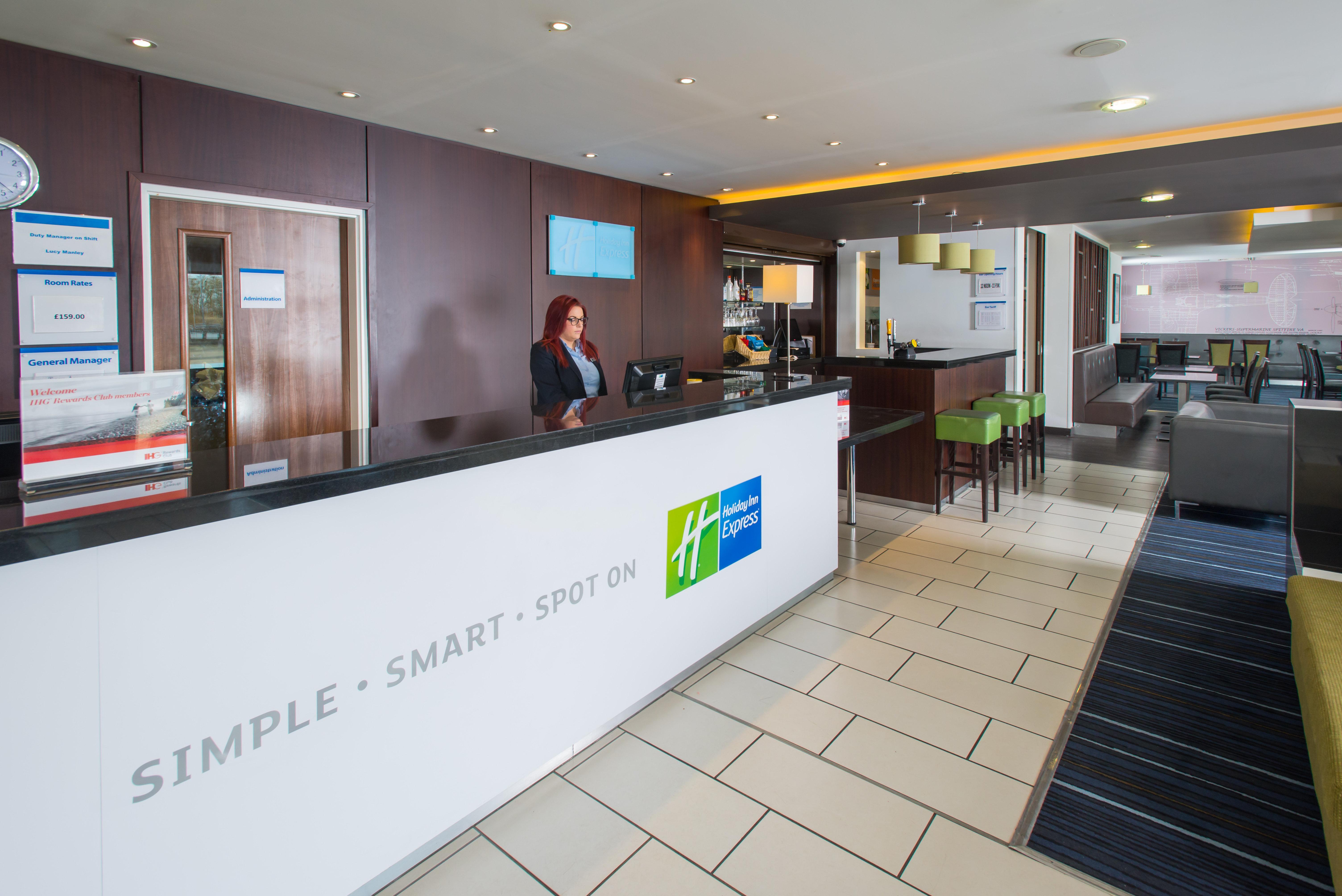 Holiday Inn Express Cambridge Duxford M11 Jct 10 By Ihg Ngoại thất bức ảnh