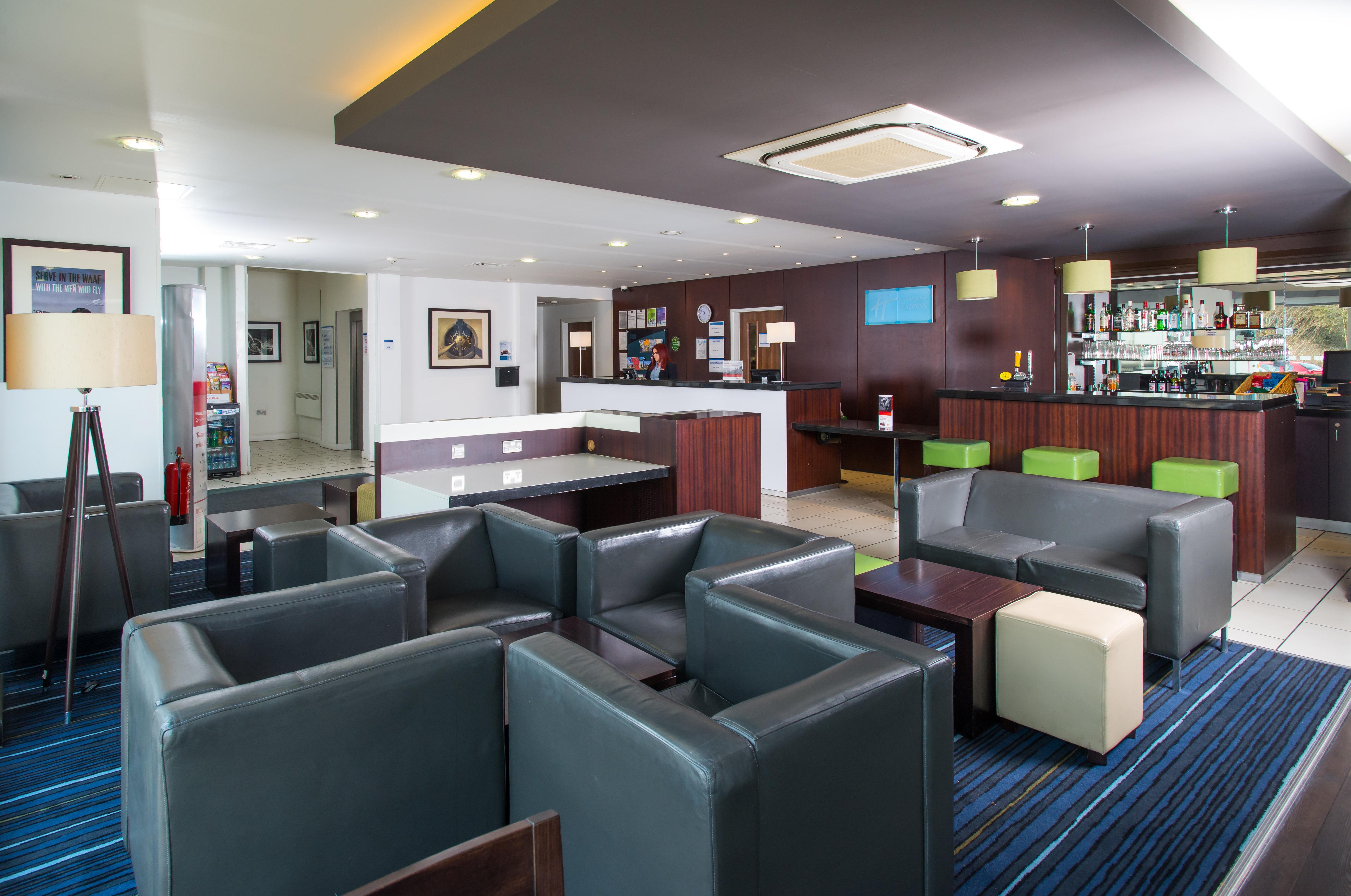Holiday Inn Express Cambridge Duxford M11 Jct 10 By Ihg Ngoại thất bức ảnh