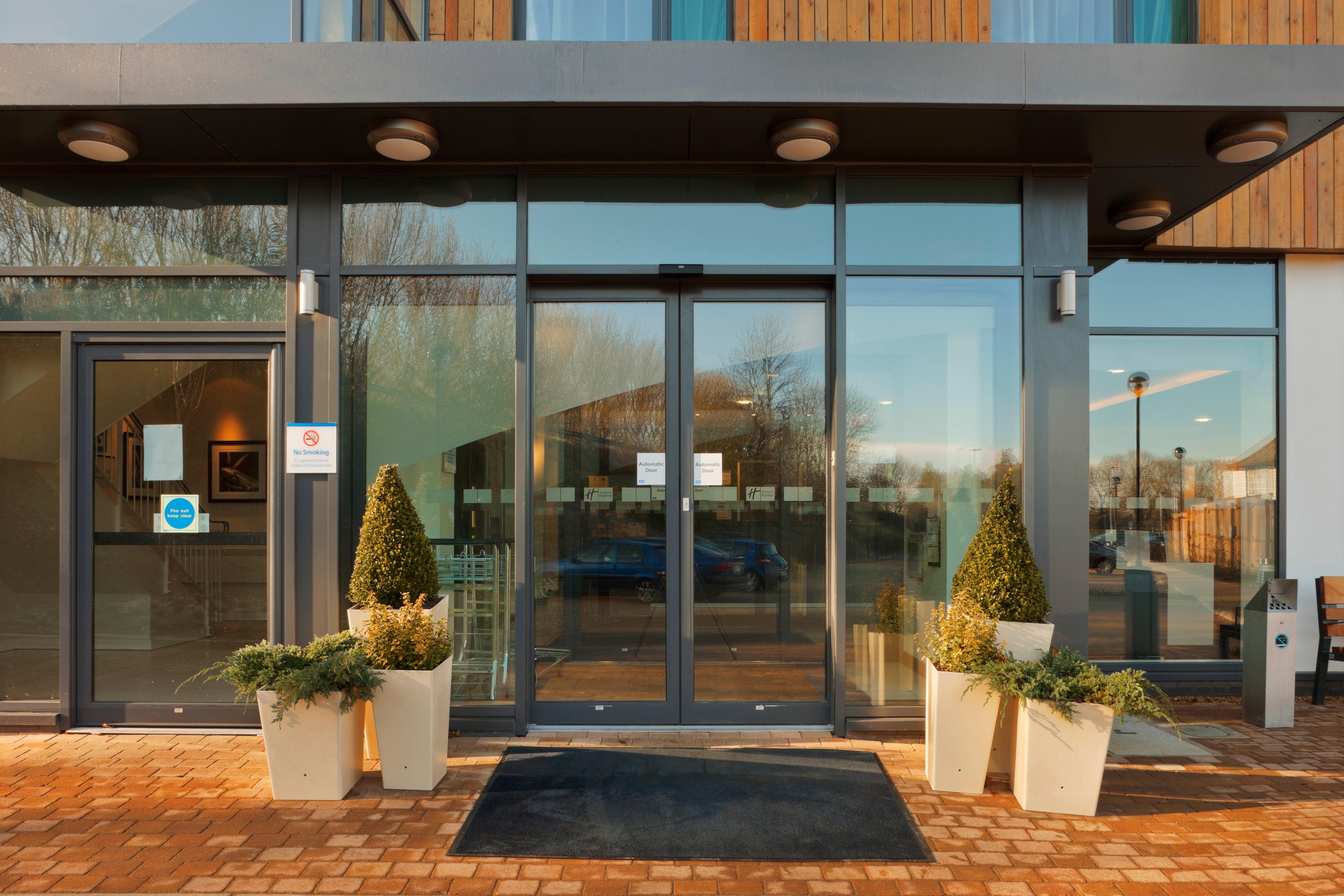 Holiday Inn Express Cambridge Duxford M11 Jct 10 By Ihg Ngoại thất bức ảnh