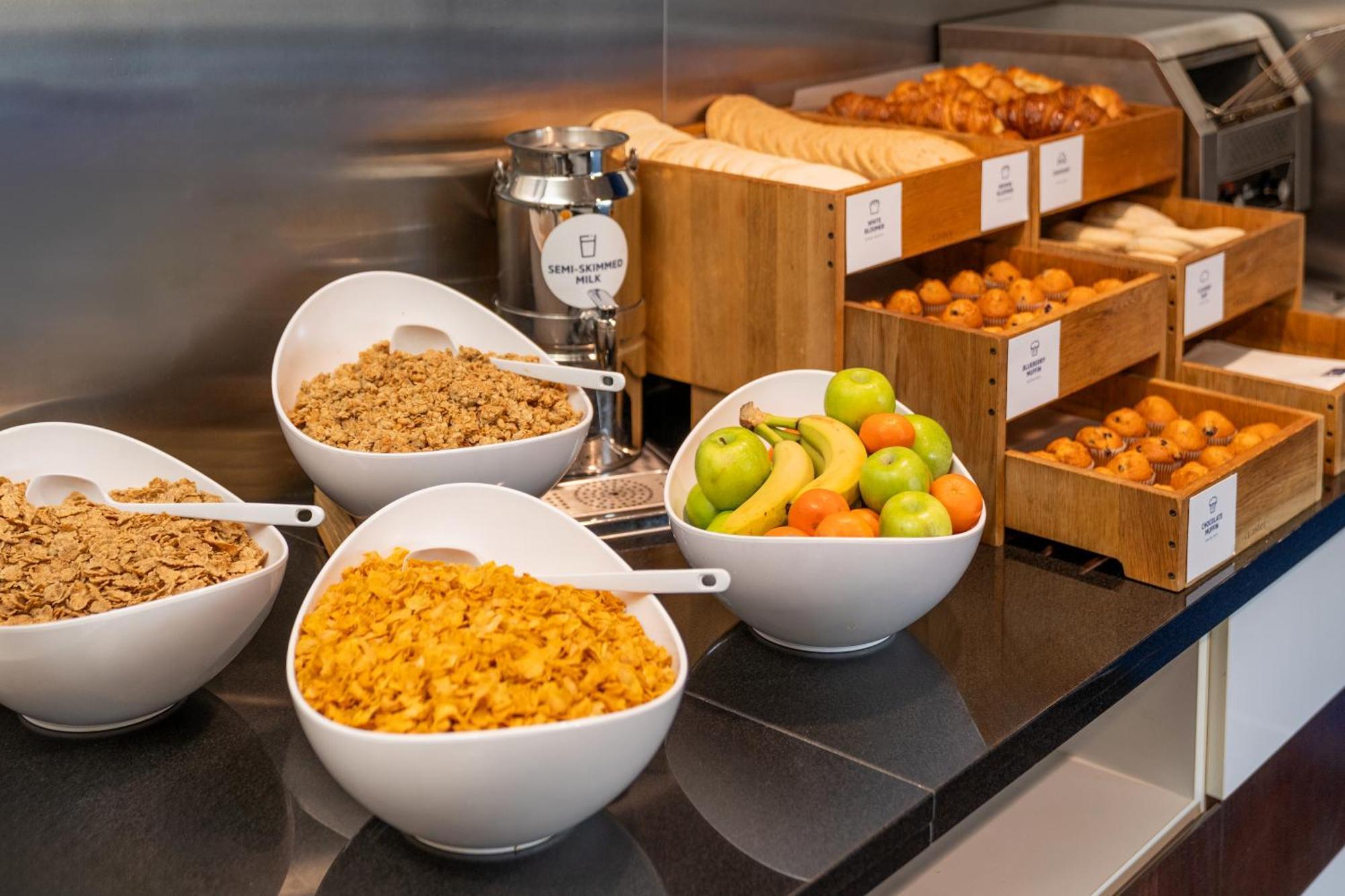 Holiday Inn Express Cambridge Duxford M11 Jct 10 By Ihg Ngoại thất bức ảnh