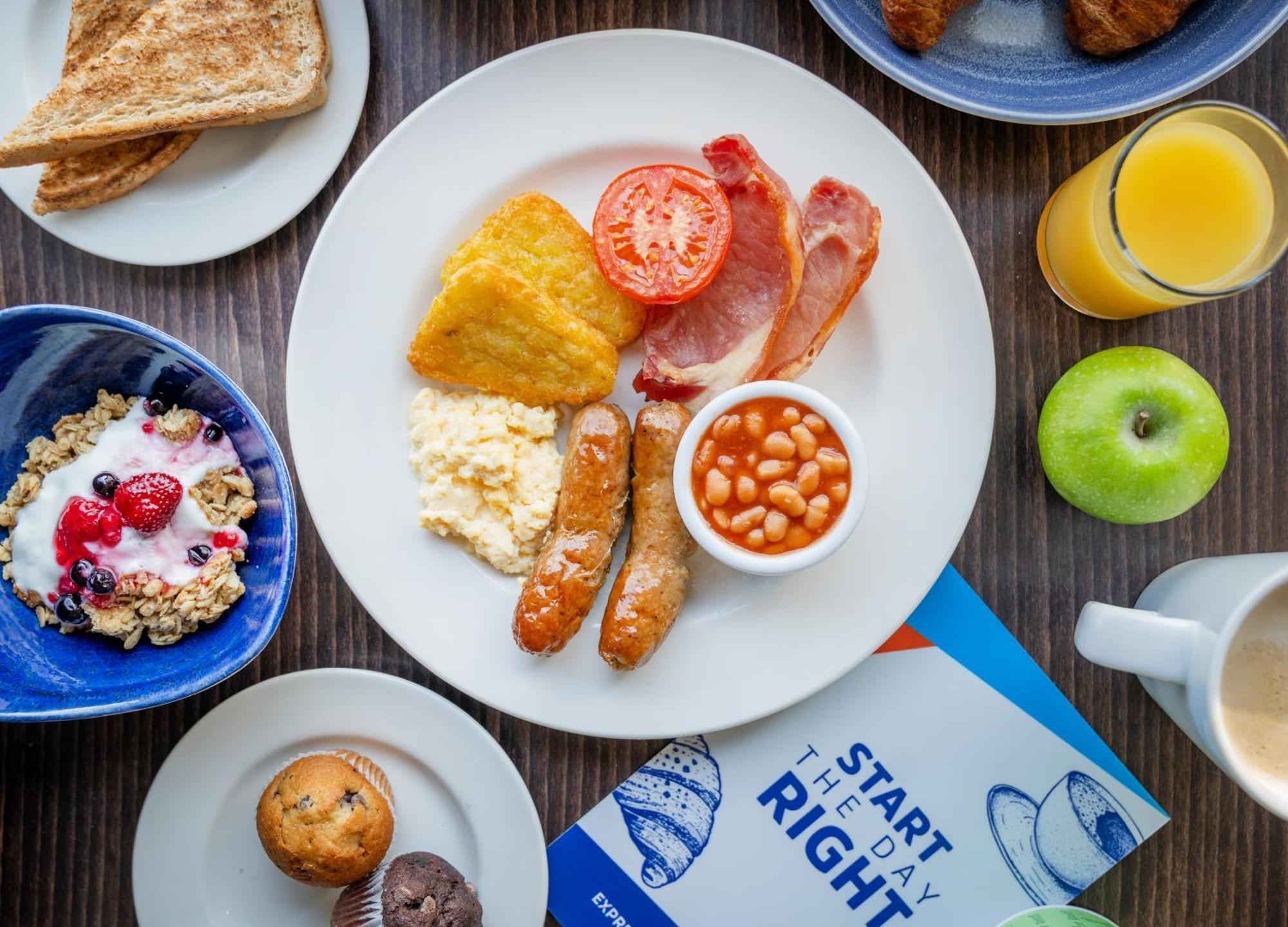 Holiday Inn Express Cambridge Duxford M11 Jct 10 By Ihg Ngoại thất bức ảnh