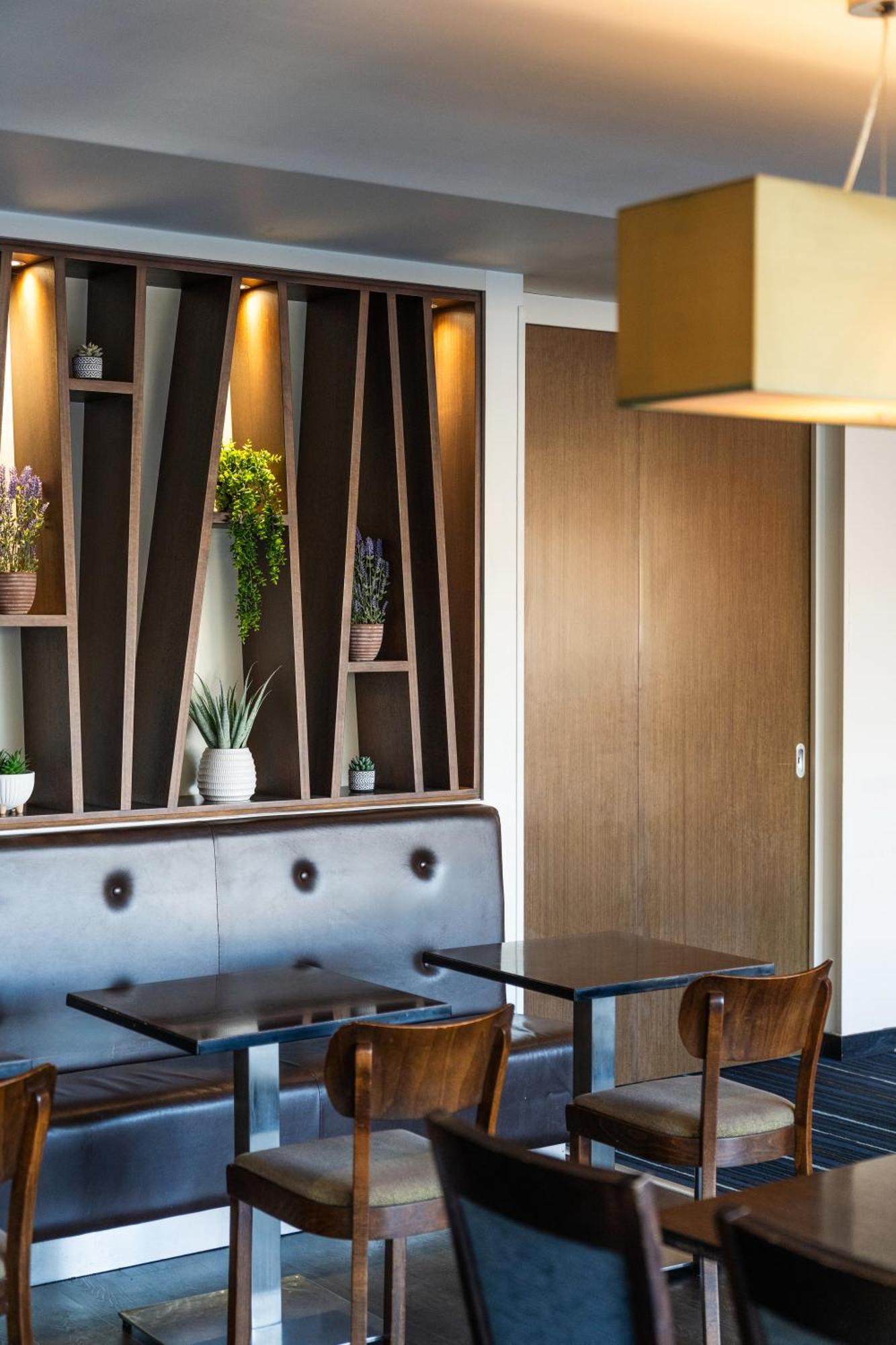 Holiday Inn Express Cambridge Duxford M11 Jct 10 By Ihg Ngoại thất bức ảnh